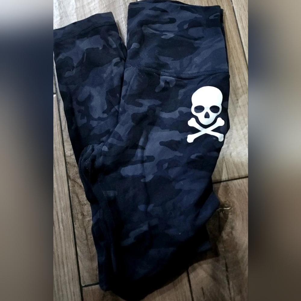 Lululemon Soul Cycle Leggings Black Camo Colour's with Skull Size 8